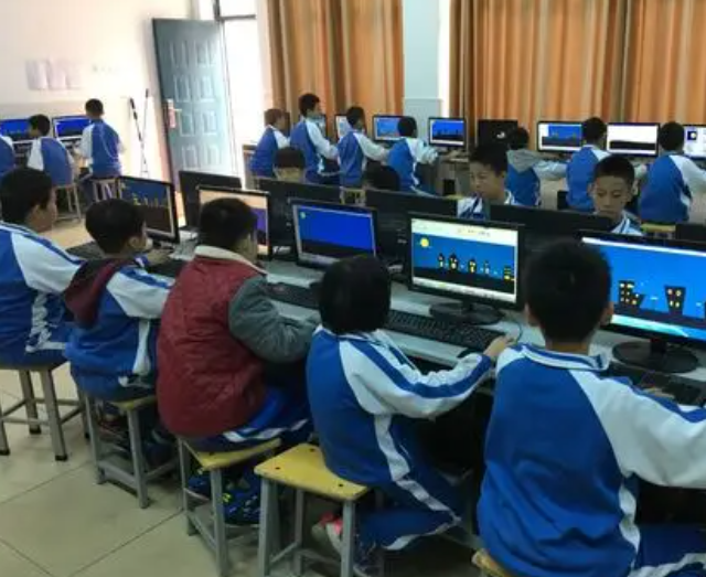 即时切换配套启蒙—根底—实践分阶式人工智能通识课程体系